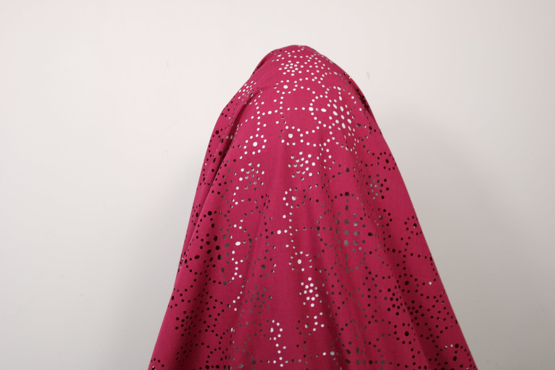 Tissu broderie anglaise au laser - framboise - photo 3/5 | So Tissus