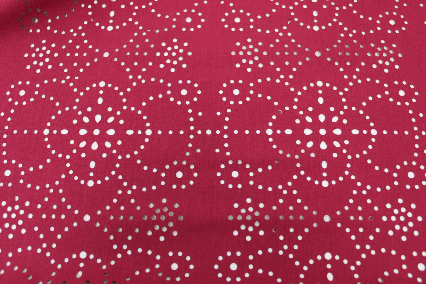 Tissu broderie anglaise au laser - framboise - photo 4/5 | So Tissus