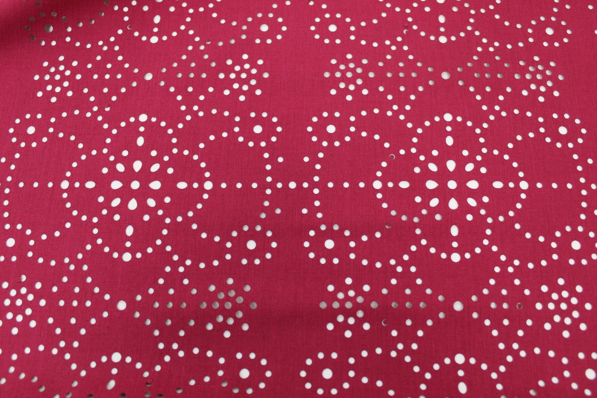 Tissu broderie anglaise au laser - framboise - photo 4/5 | So Tissus