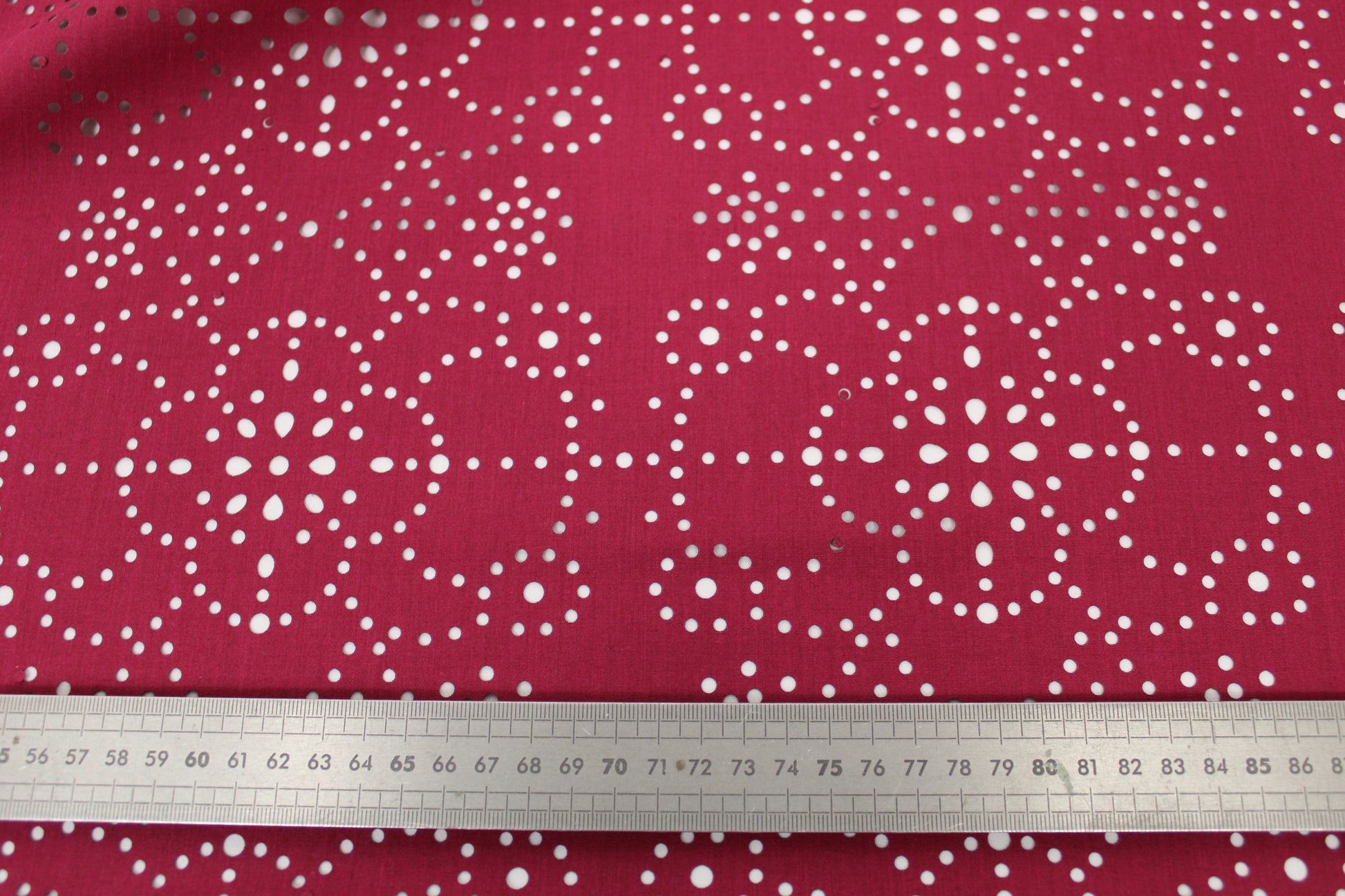 Tissu broderie anglaise au laser - framboise - photo 5/5 | So Tissus