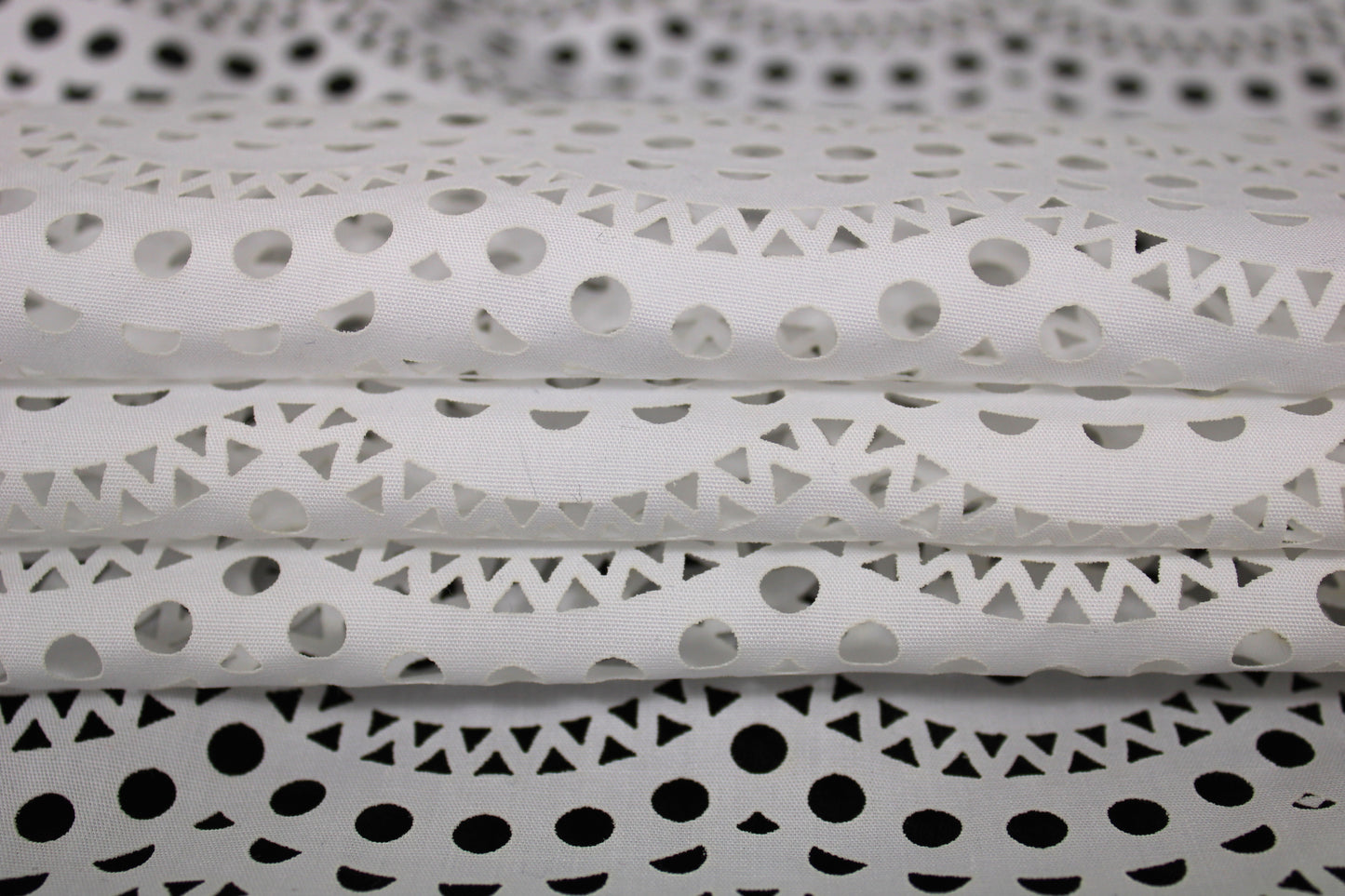 Tissu broderie anglaise au laser - blanc - photo 2/5 | So Tissus