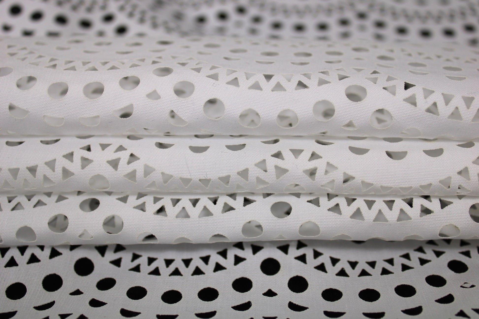 Tissu broderie anglaise au laser - blanc - photo 2/5 | So Tissus