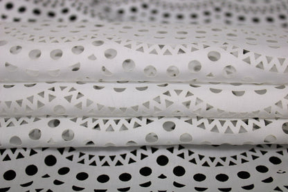 Tissu broderie anglaise au laser - blanc - photo 2/5 | So Tissus