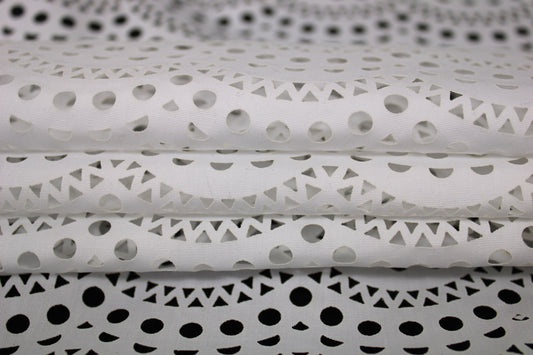 Tissu broderie anglaise au laser - blanc - photo 2/5 | So Tissus