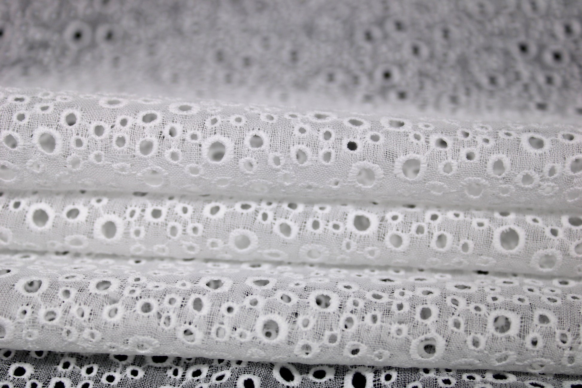 Tissu broderie anglaise - blanc - photo 2/4 | So Tissus
