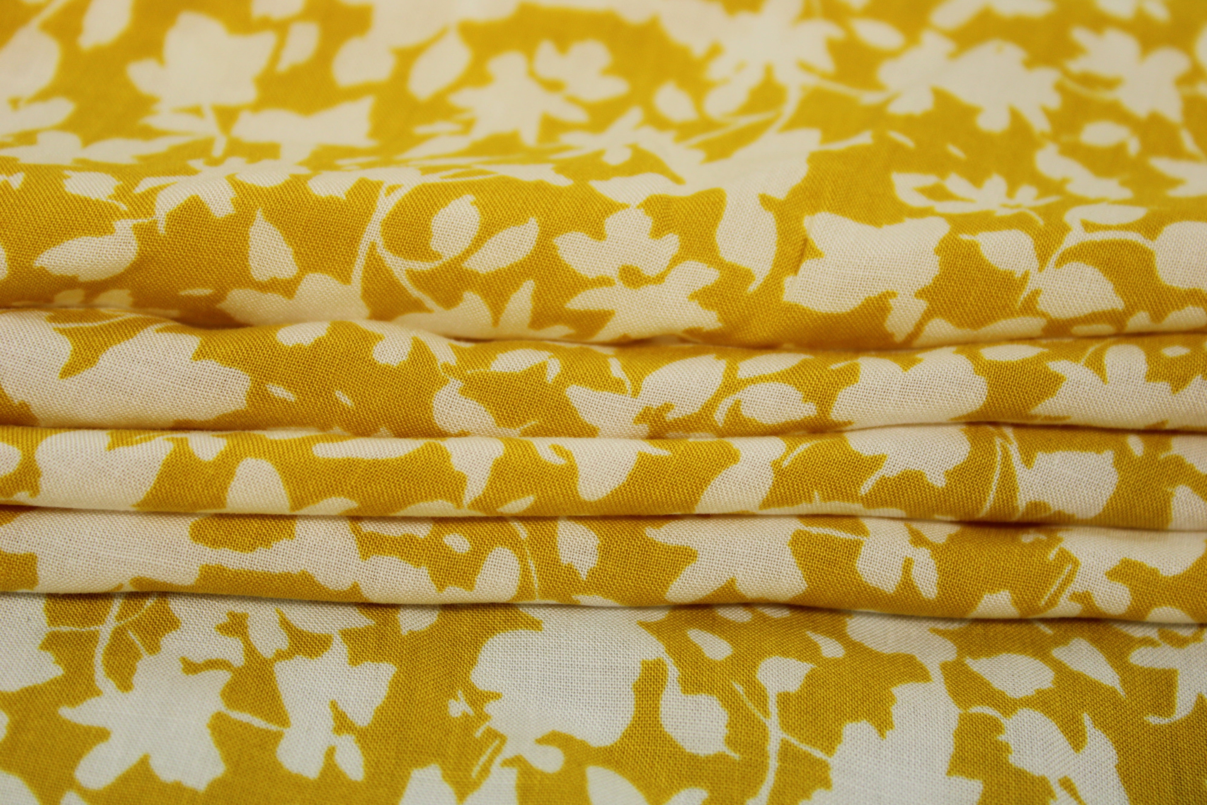 Tissu javanaise de viscose imprimé fleuri jaune et blanc So Tissus