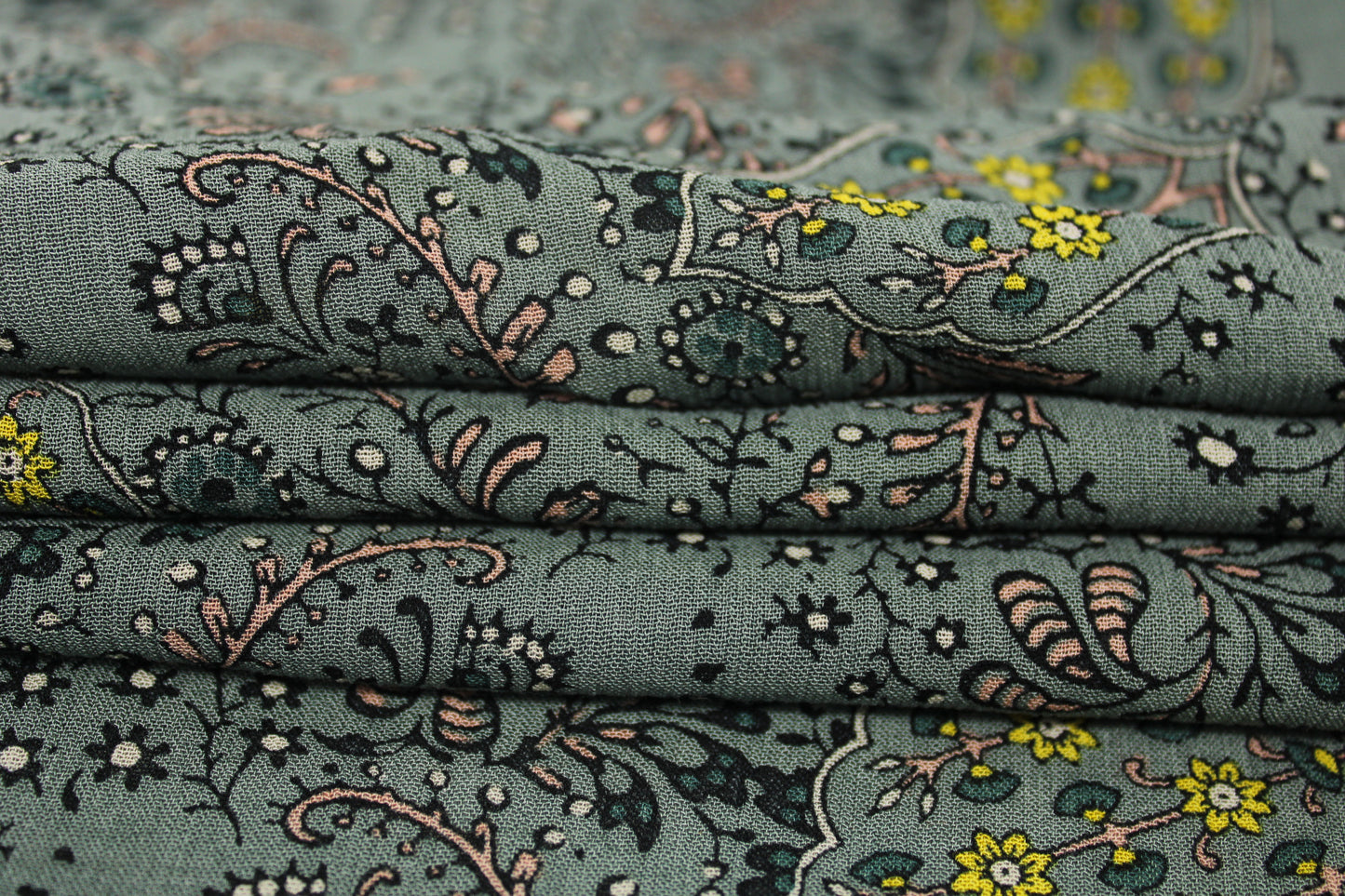 Tissu crêpe viscose - imprimé fleuri - ton gris vert - photo 2/5 | So Tissus