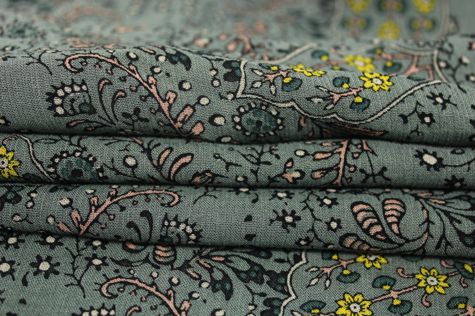 Tissu crêpe viscose - imprimé fleuri - ton gris vert - photo 2/5 | So Tissus