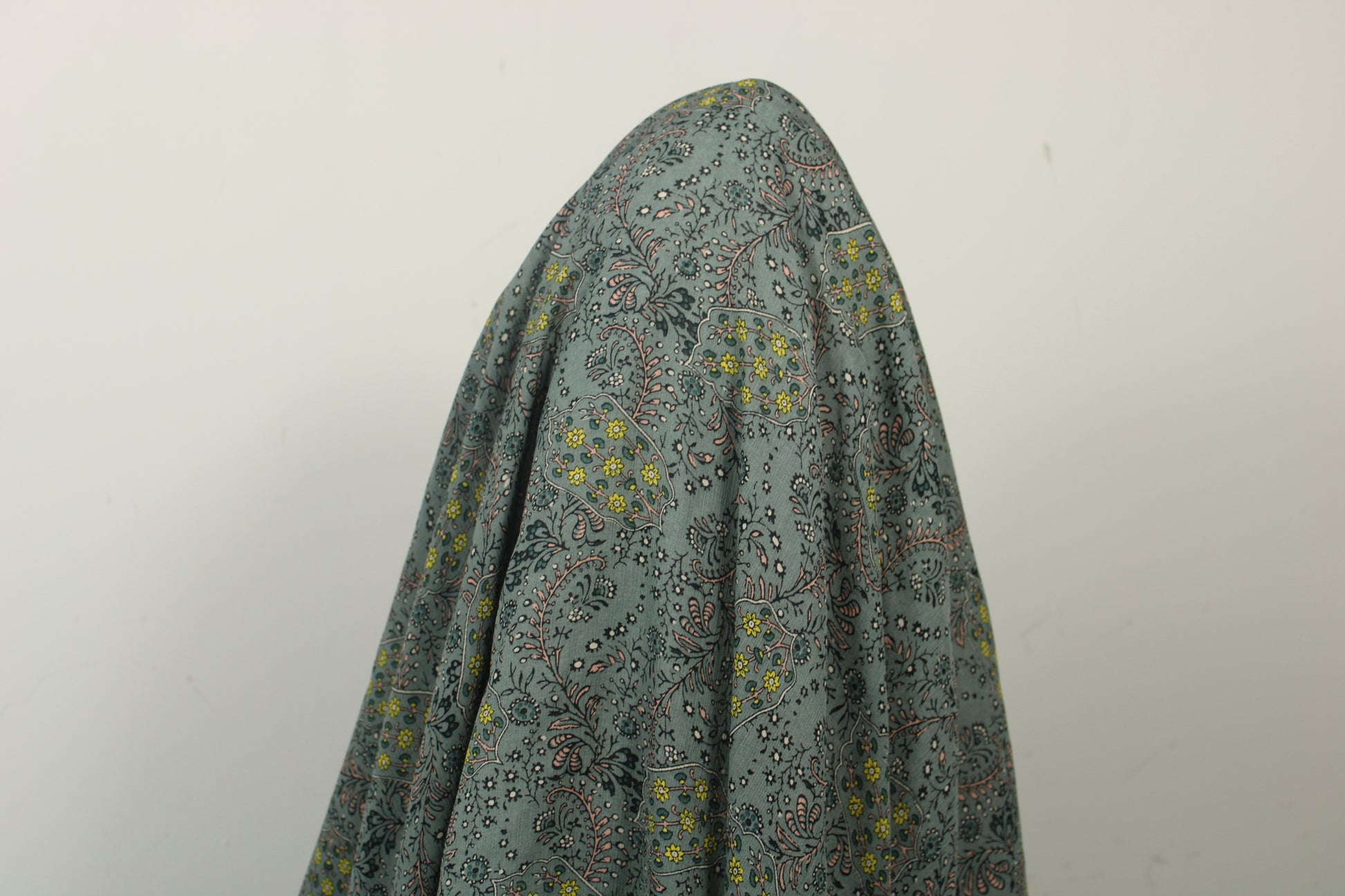 Tissu crêpe viscose - imprimé fleuri - ton gris vert - photo 3/5 | So Tissus