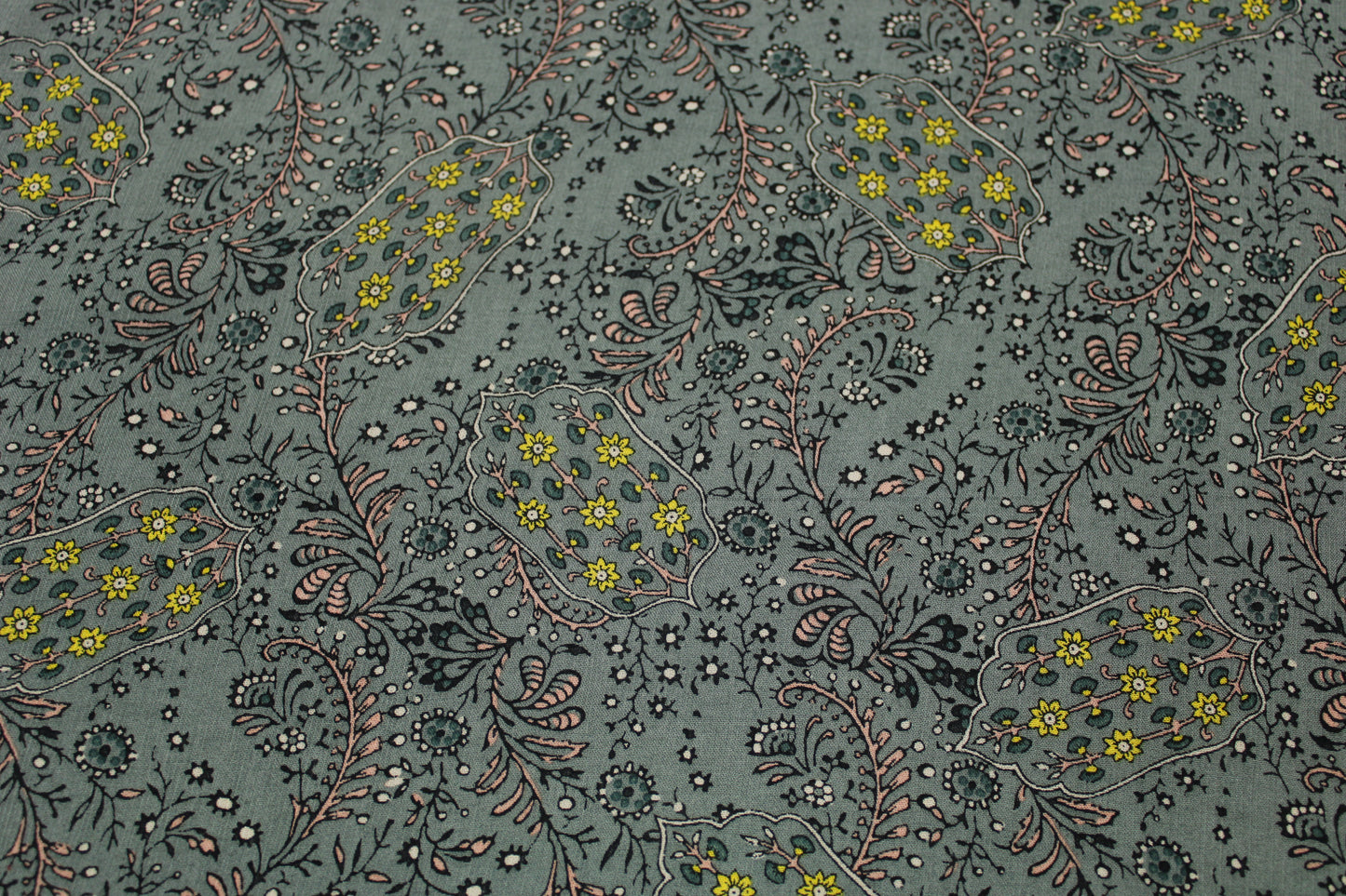 Tissu crêpe viscose - imprimé fleuri - ton gris vert - photo 4/5 | So Tissus