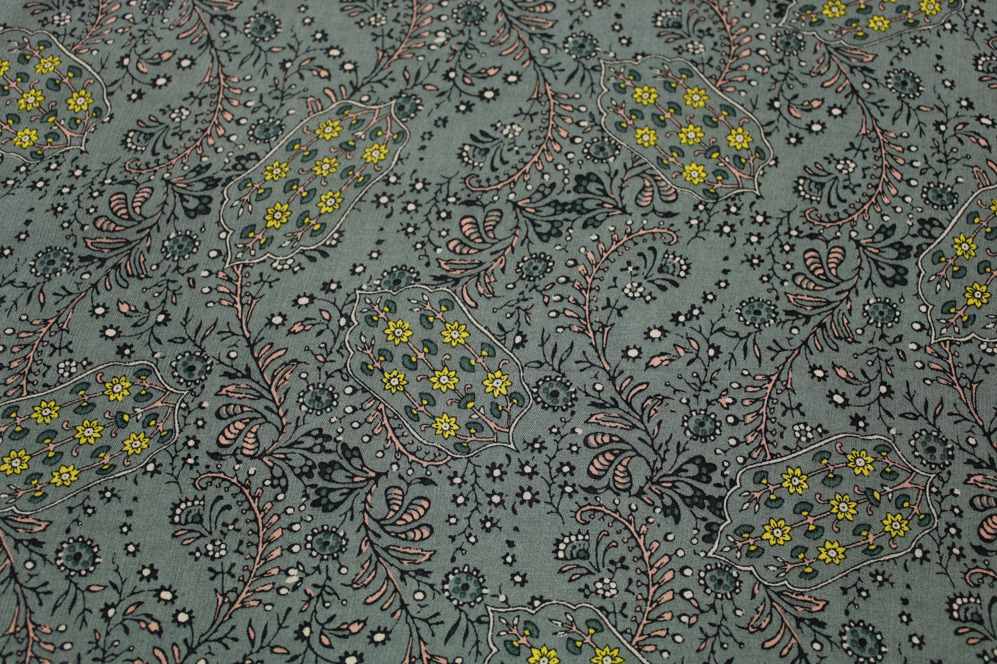 Tissu crêpe viscose - imprimé fleuri - ton gris vert - photo 4/5 | So Tissus