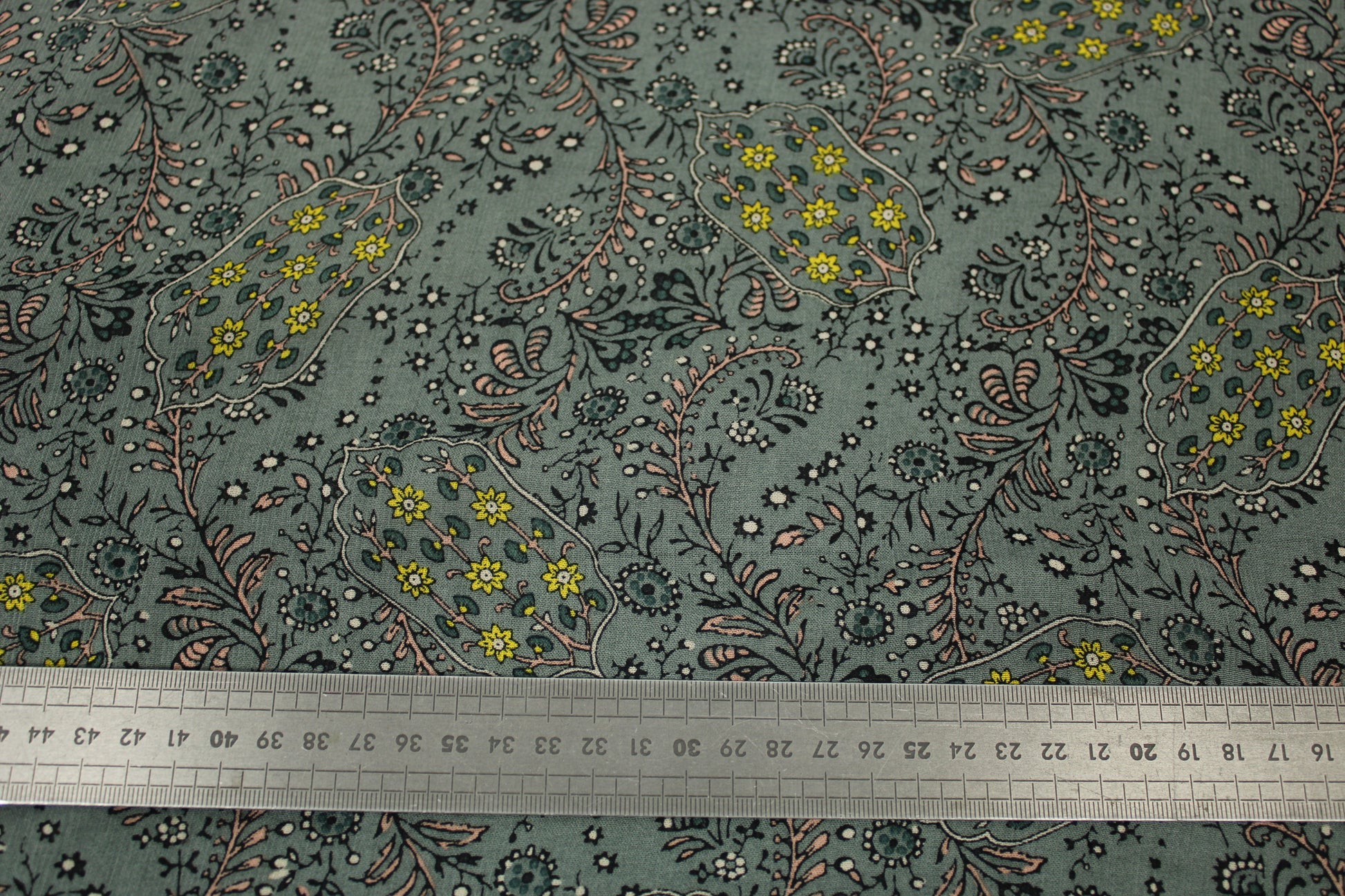 Tissu crêpe viscose - imprimé fleuri - ton gris vert - photo 5/5 | So Tissus