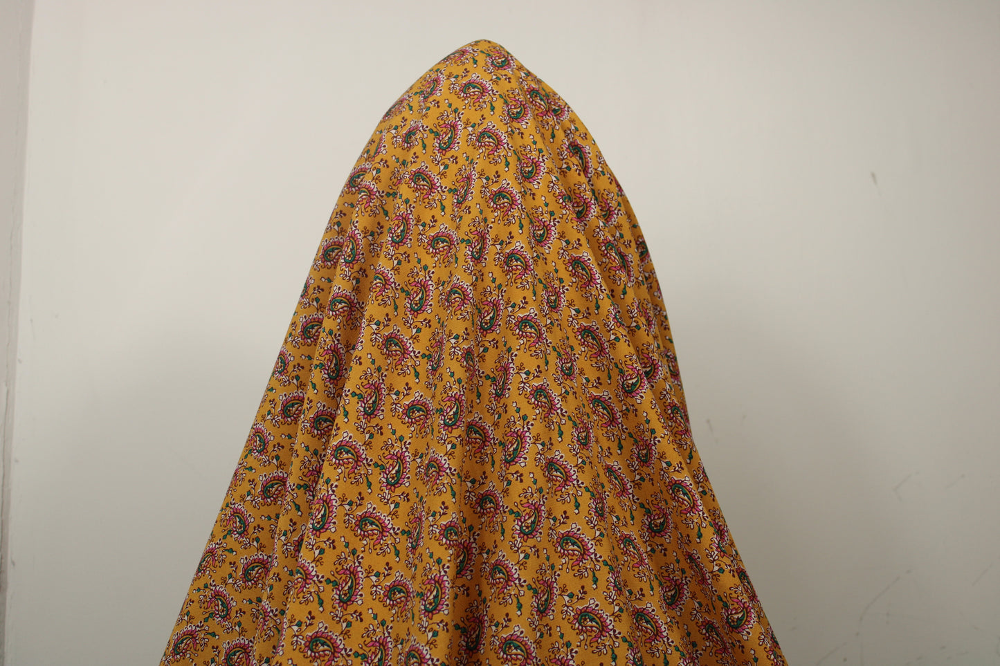 Tissu crêpe viscose - imprimé cachemire fleuri - ton orange - photo 3/4 | So Tissus