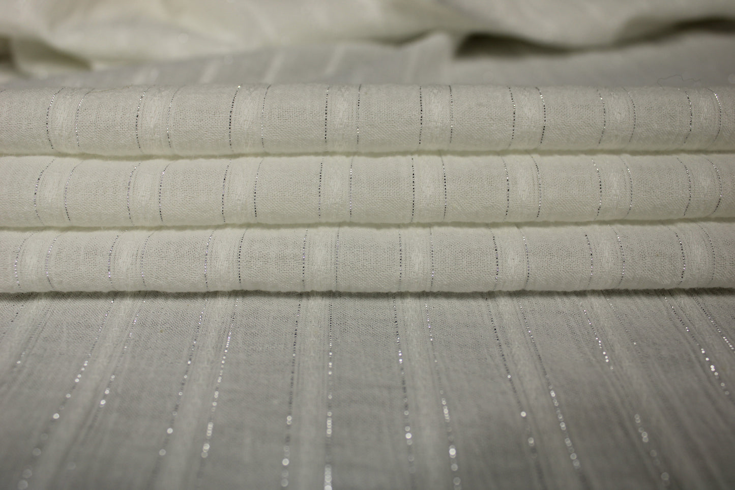 Tissu gaze de coton - blanc à rayures argenté - photo 2/4 | So Tissus