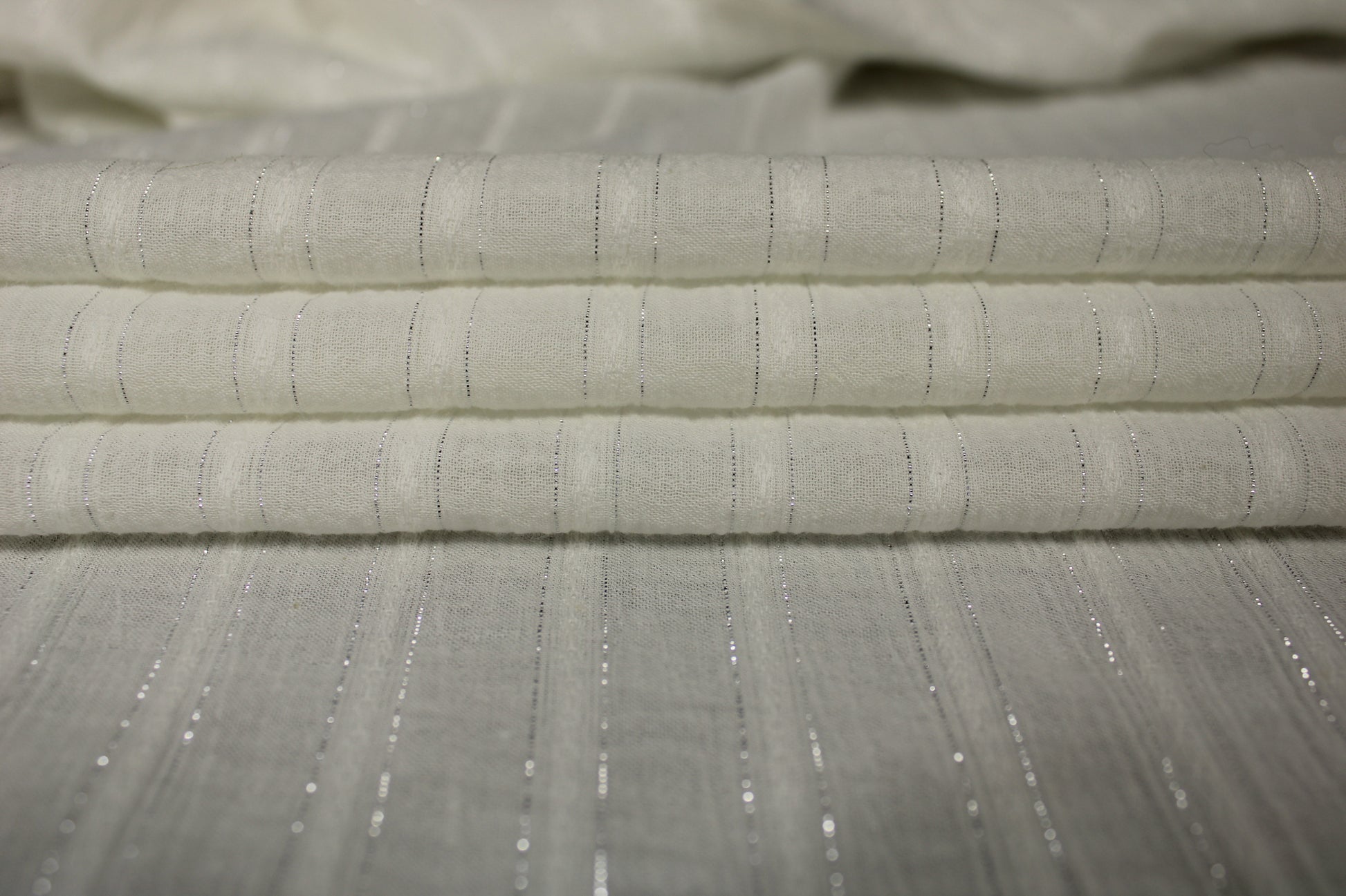 Tissu gaze de coton - blanc à rayures argenté - photo 2/4 | So Tissus