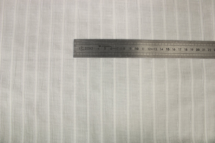 Tissu gaze de coton - blanc à rayures argenté