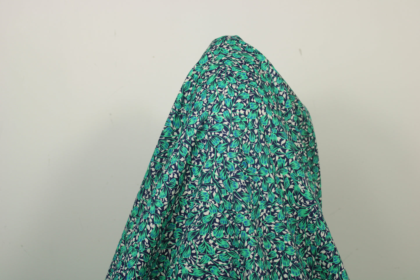 Tissu javanaise de viscose - imprimé fleuri - ton turquoise et bleu - photo 3/5 | So Tissus