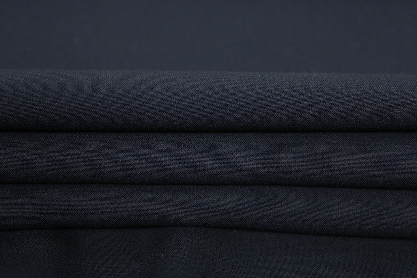 Tissu double crêpe stretch - bleu marine - photo 2/3 | So Tissus