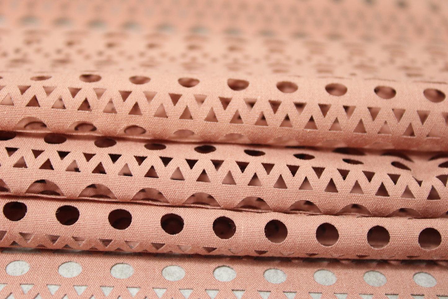 Tissu broderie anglaise au laser - nude - photo 2/5 | So Tissus