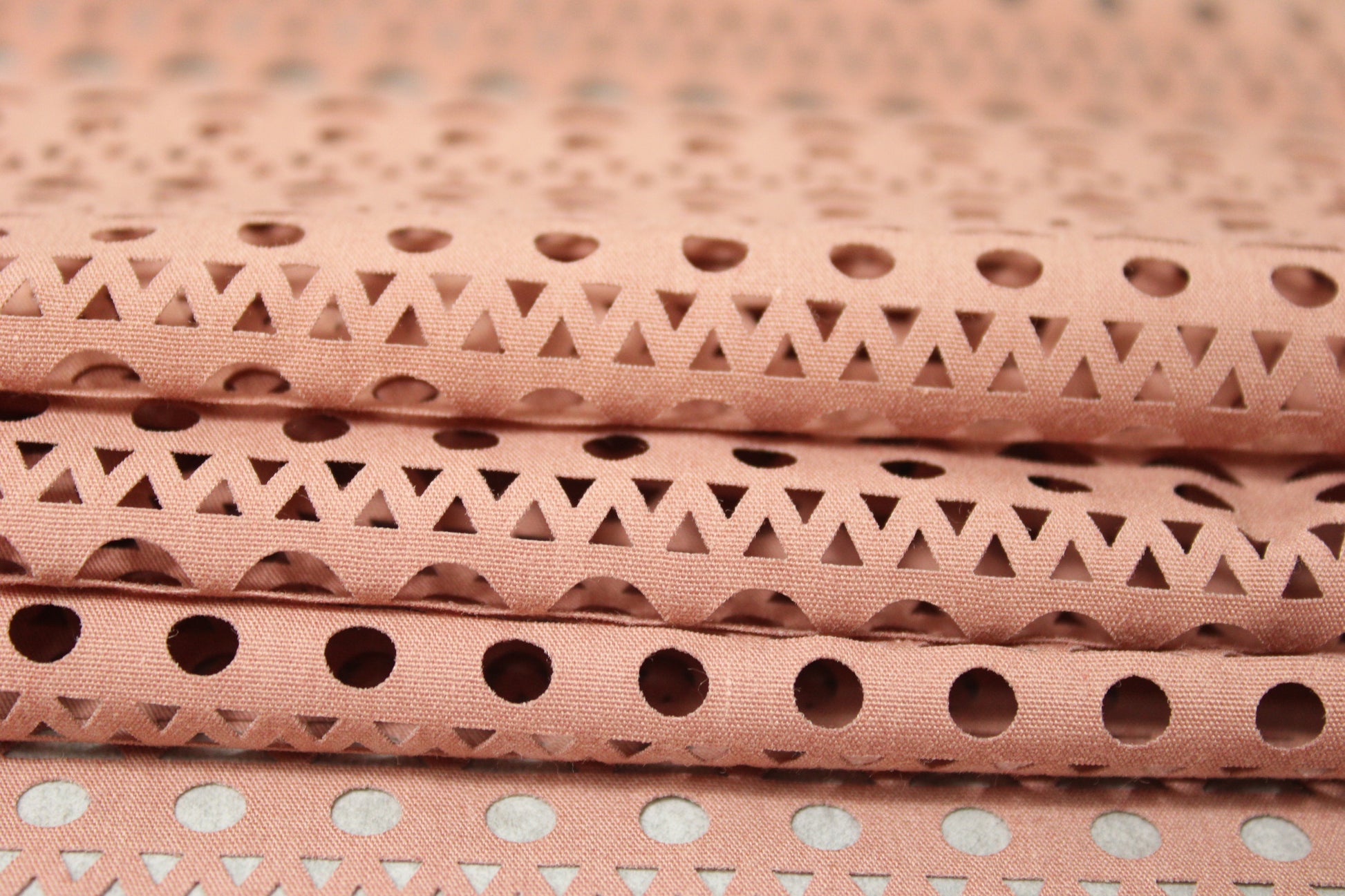 Tissu broderie anglaise au laser - nude - photo 2/5 | So Tissus