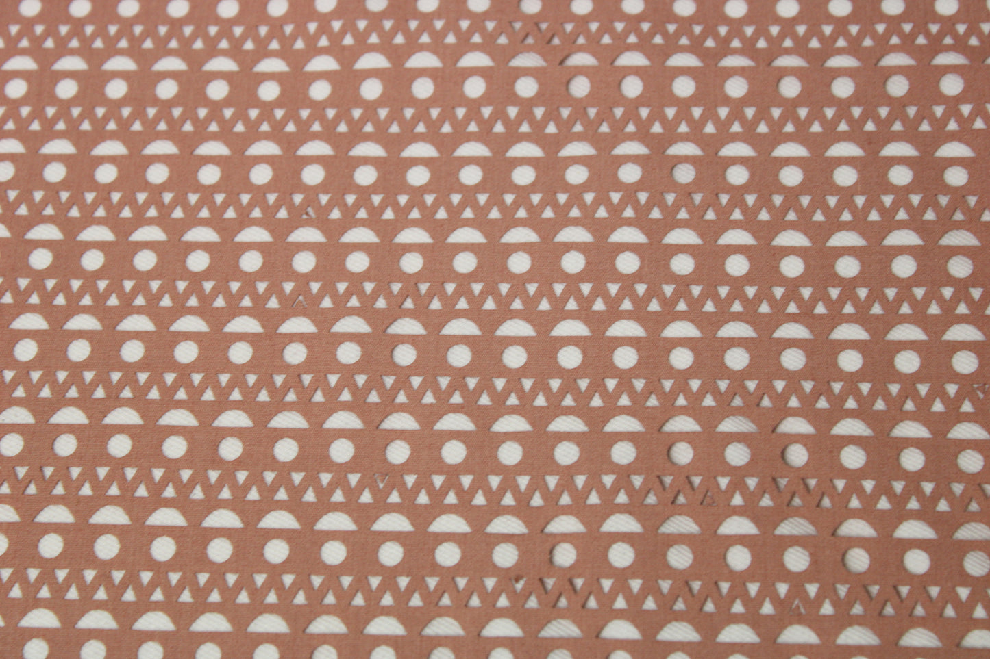 Tissu broderie anglaise au laser - nude - photo 4/5 | So Tissus