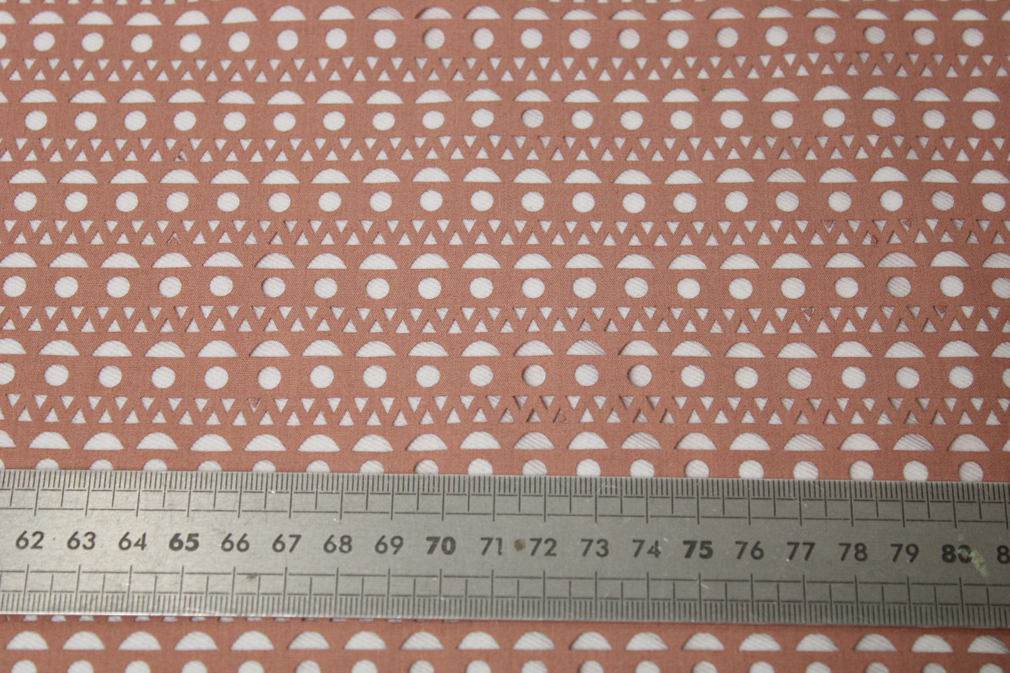 Tissu broderie anglaise au laser - nude - photo 5/5 | So Tissus