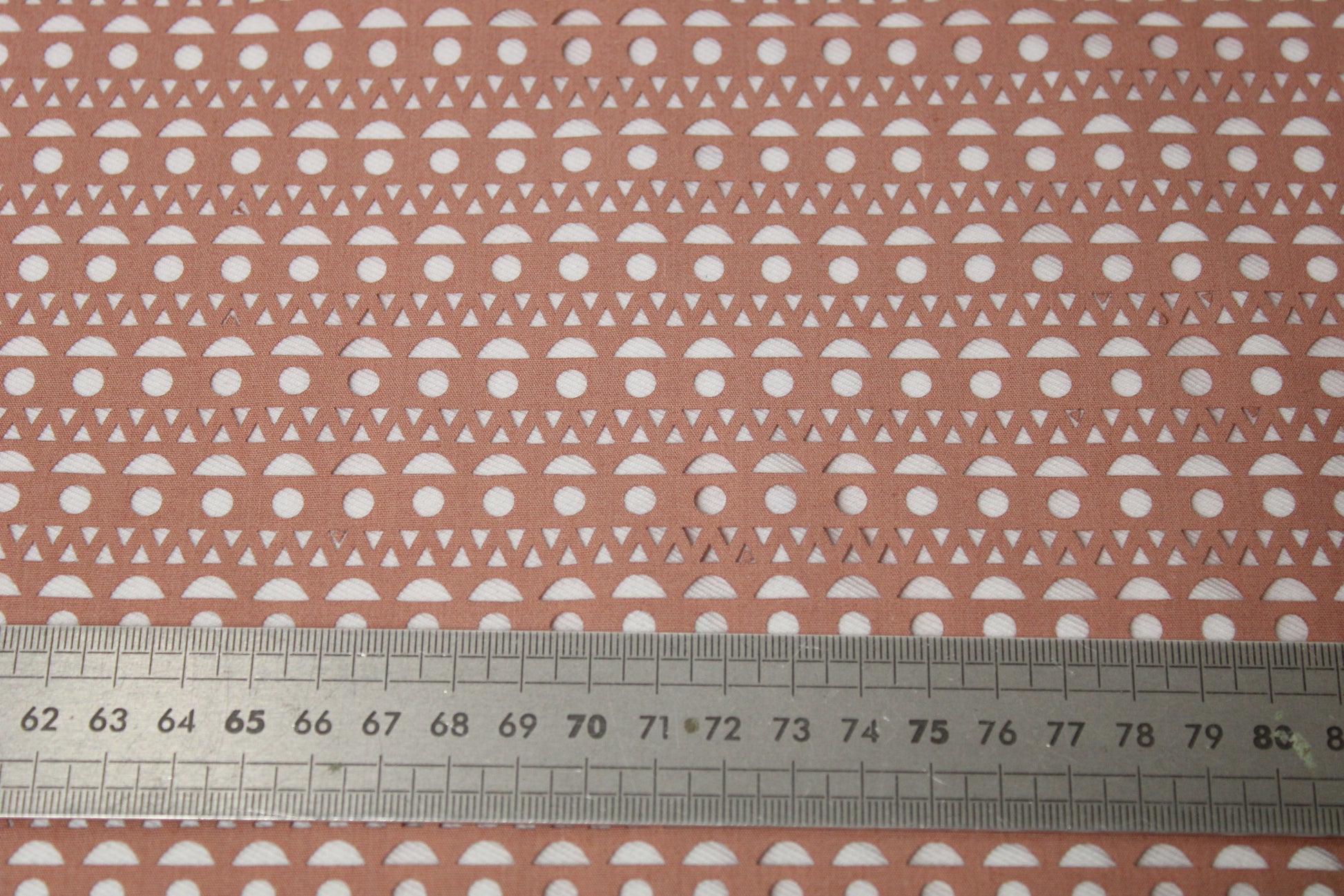 Tissu broderie anglaise au laser - nude - photo 5/5 | So Tissus