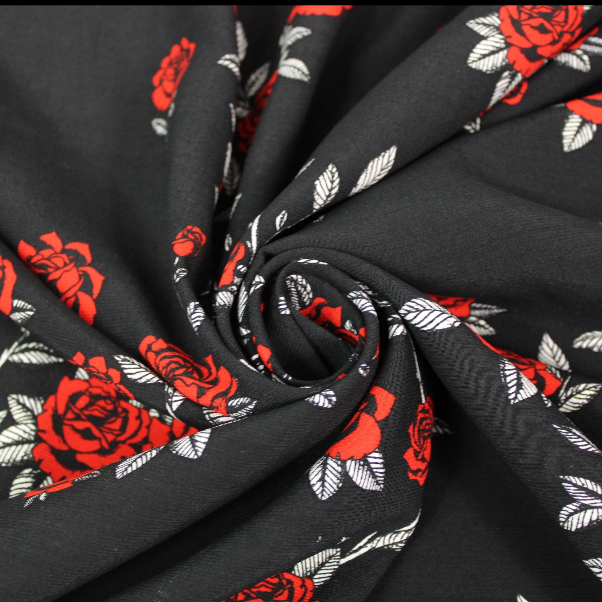 Tissu crêpe viscose - imprimé roses rouges - photo 1/5 | So Tissus