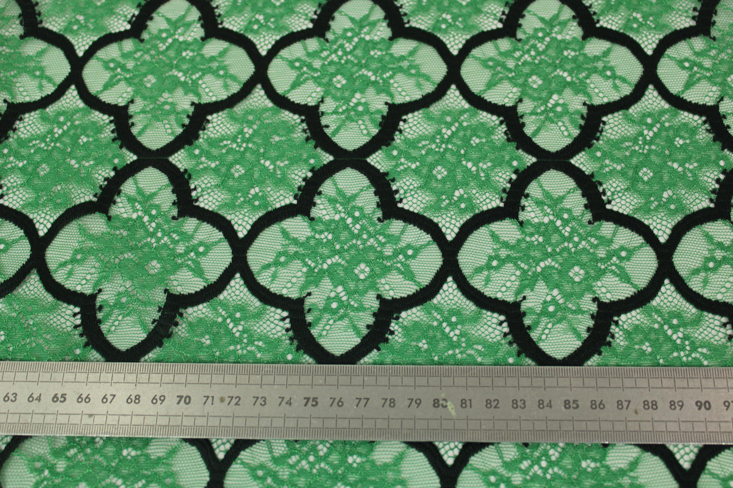 coupon de 3 mètres de dentelle - vert prairie - photo 5/5 | So Tissus