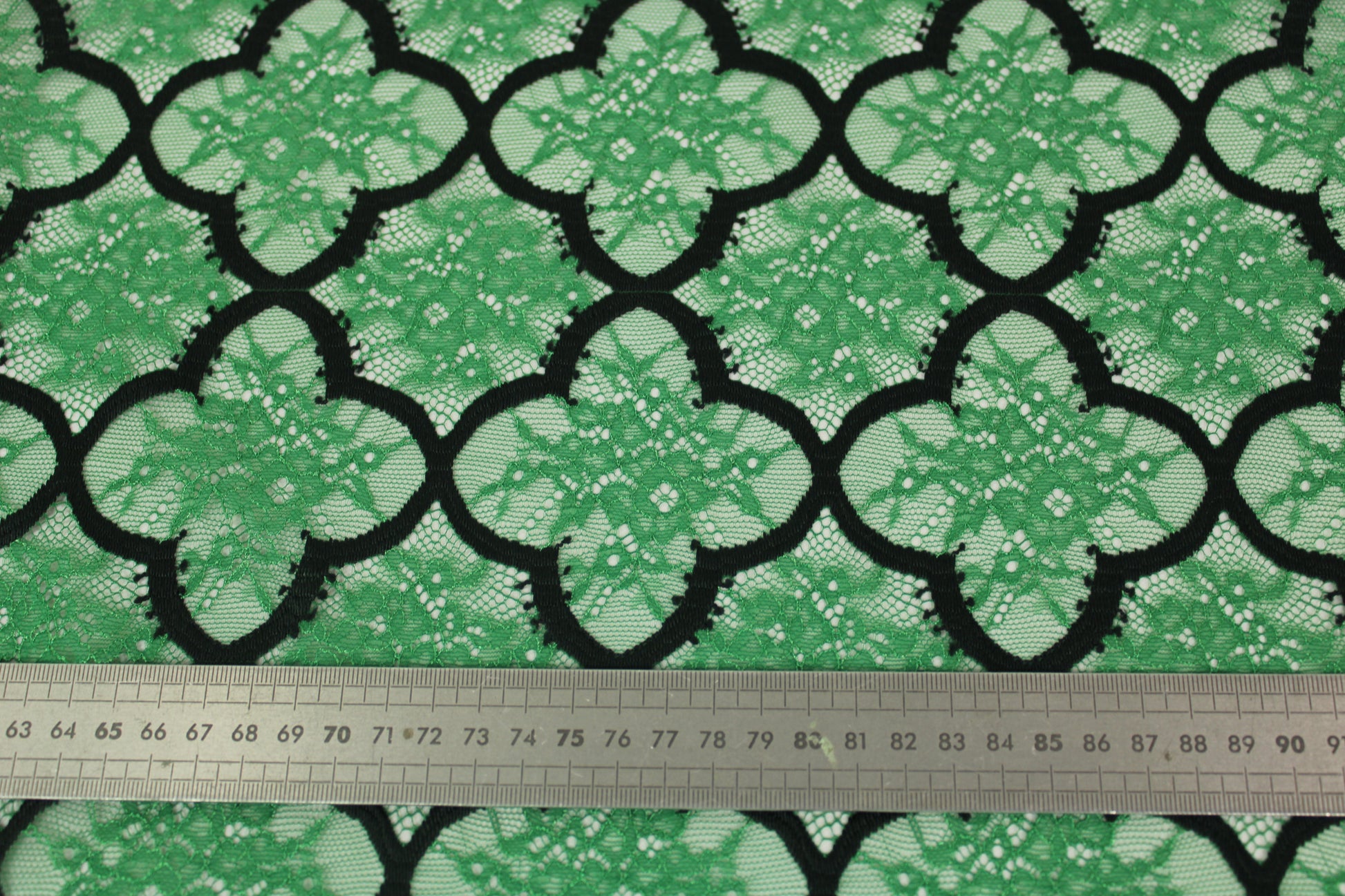 coupon de 3 mètres de dentelle - vert prairie - photo 5/5 | So Tissus