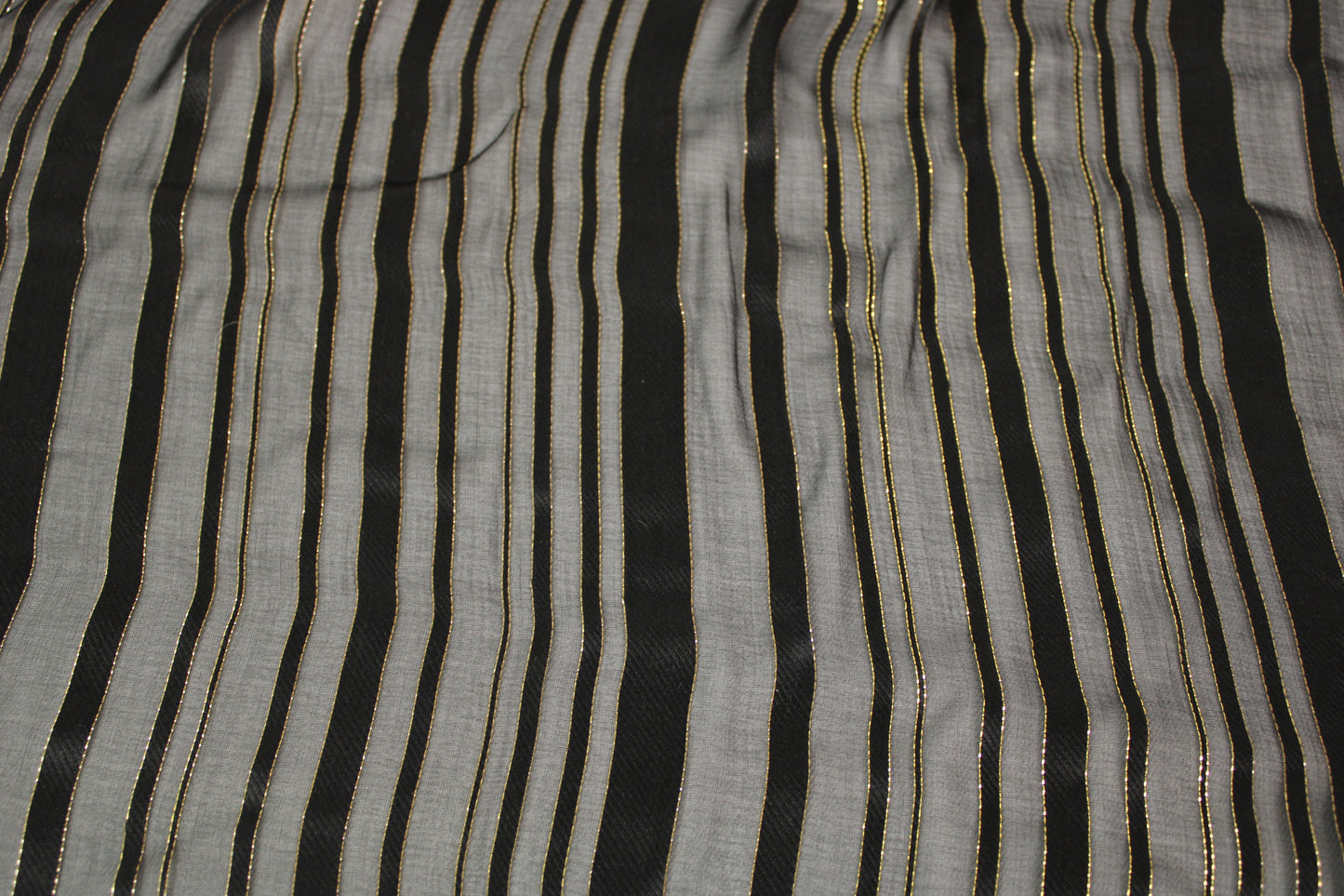 Tissu mousseline de soie - à rayures - noir et doré - photo 4/6 | So Tissus
