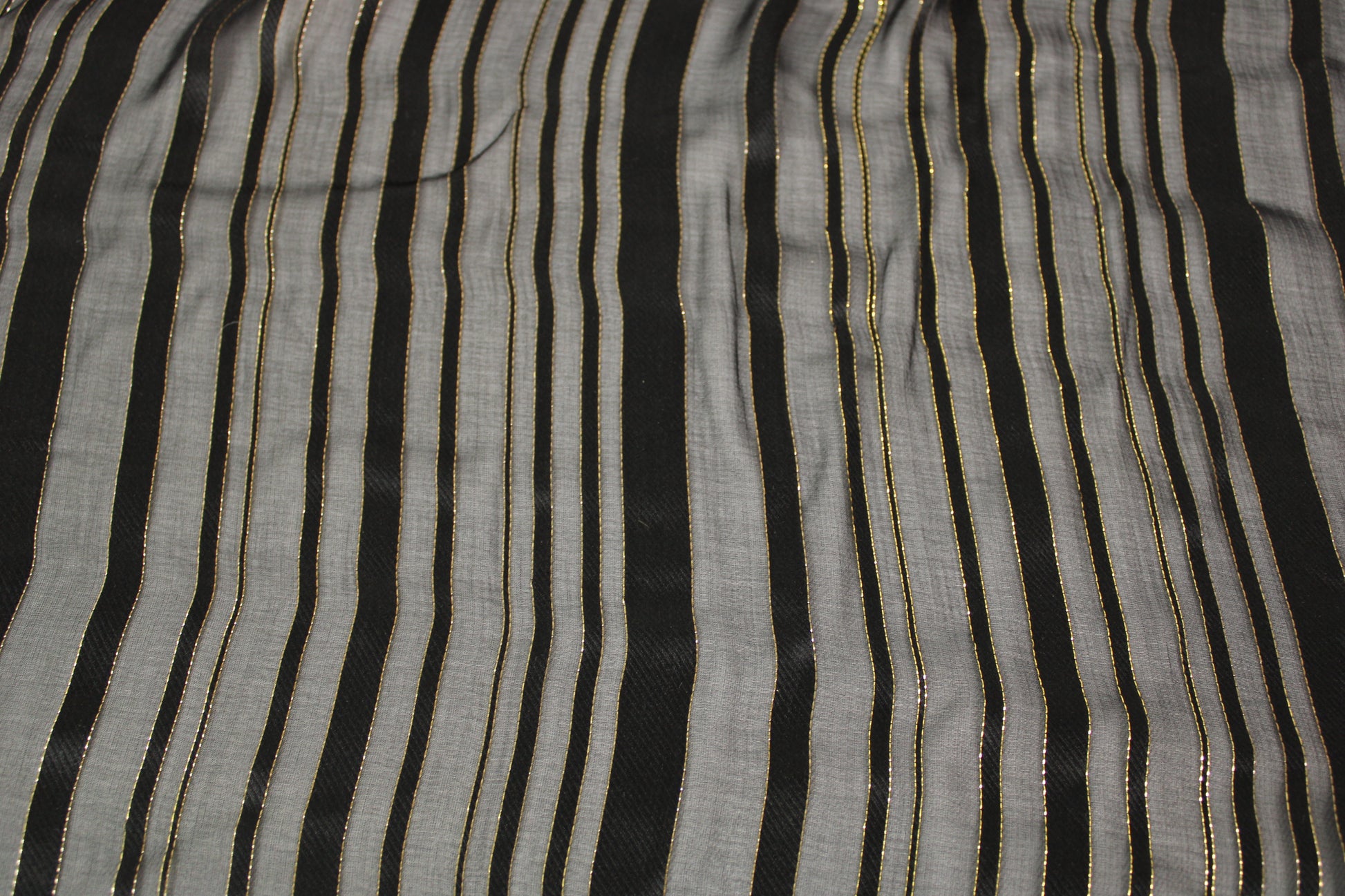 Tissu mousseline de soie - à rayures - noir et doré - photo 4/6 | So Tissus