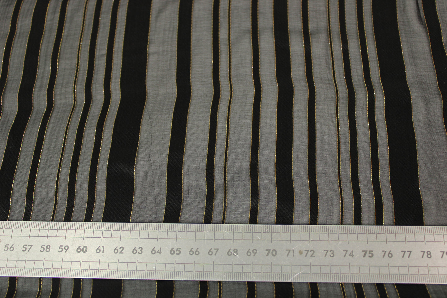 Tissu mousseline de soie - à rayures - noir et doré - photo 5/6 | So Tissus