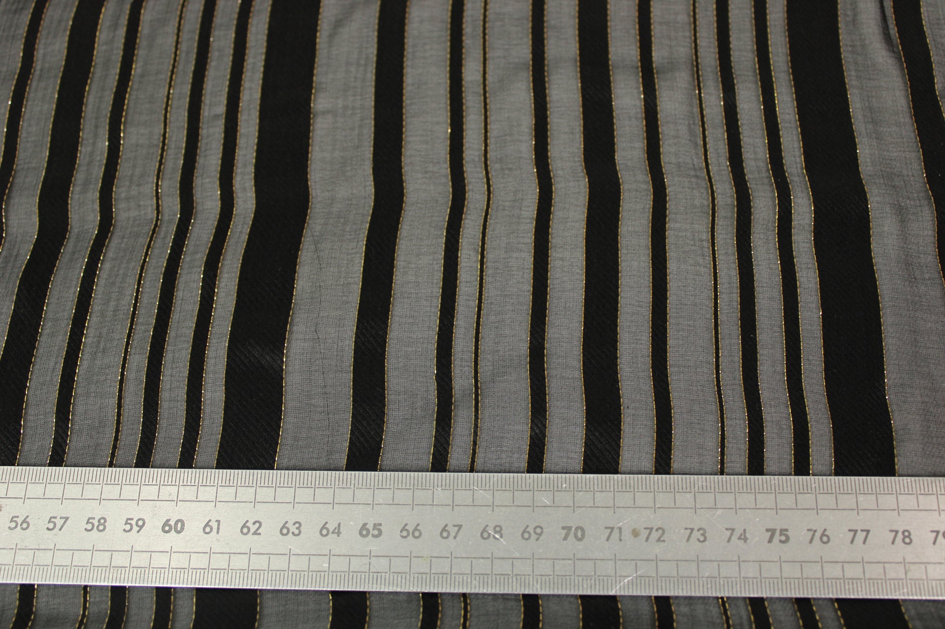 Tissu mousseline de soie - à rayures - noir et doré - photo 5/6 | So Tissus