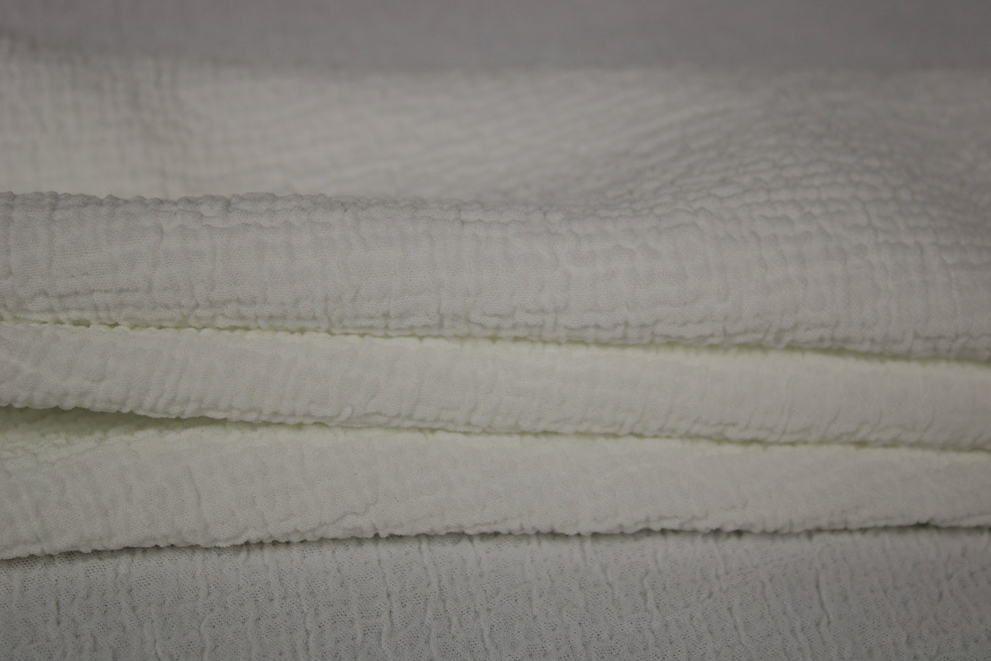 Tissu crêpe stretch gaufré - blanc - photo 2/3 | So Tissus