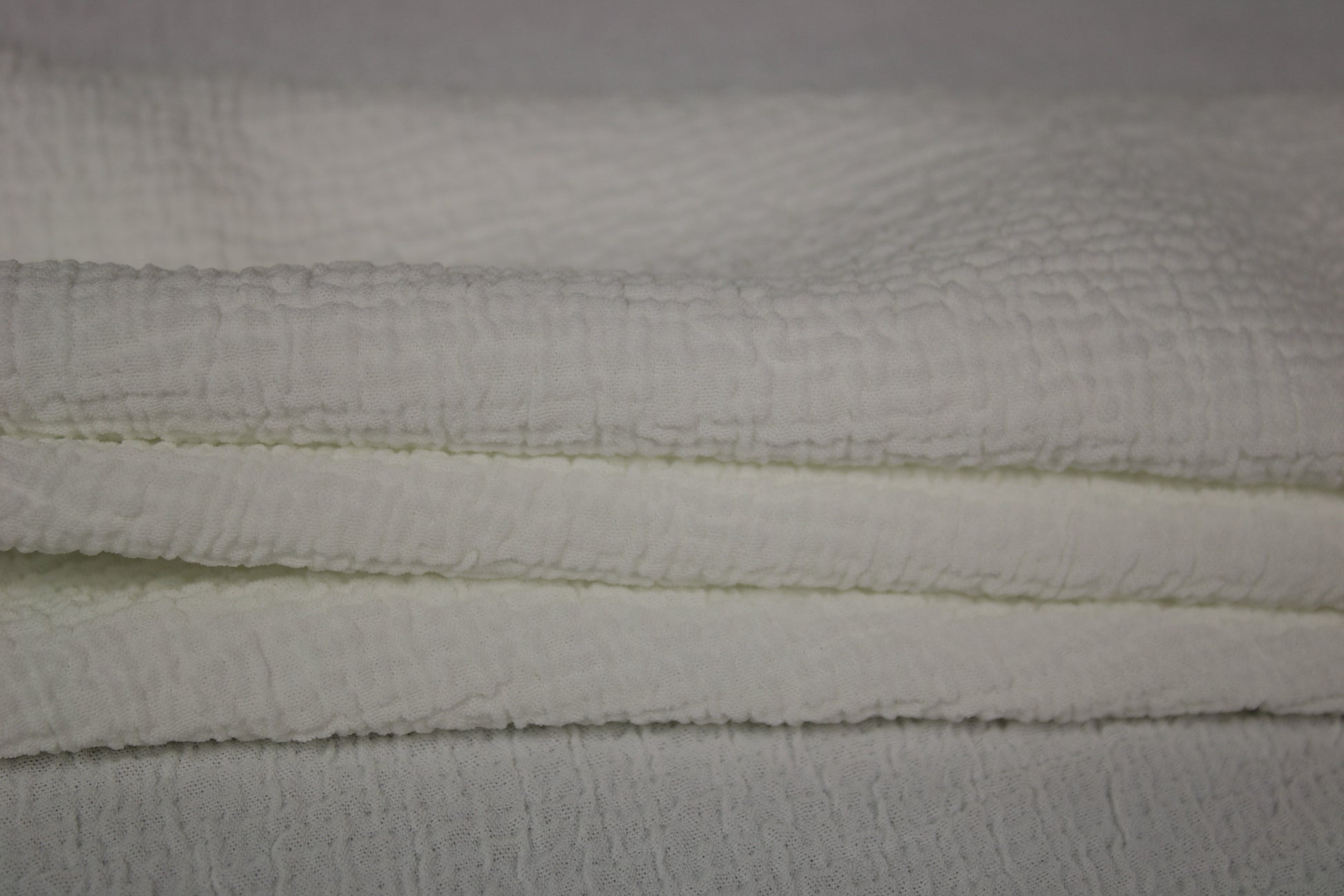 Tissu crêpe stretch gaufré - blanc - photo 2/3 | So Tissus