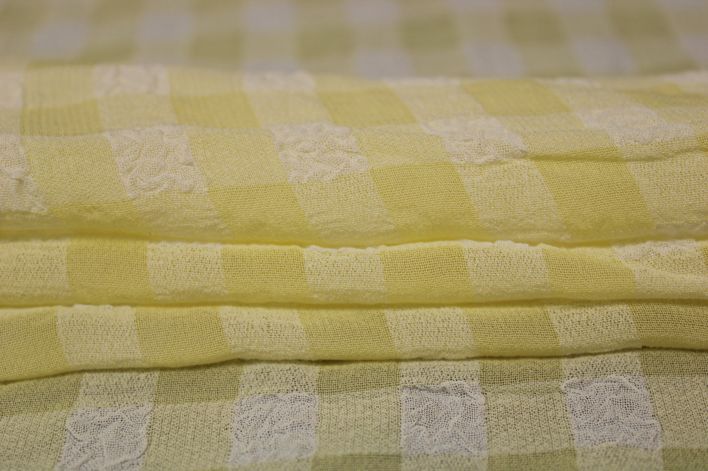 Tissu crêpe stretch gaufré - imprimé vichy - jaune pâle et blanc - photo 2/4 | So Tissus