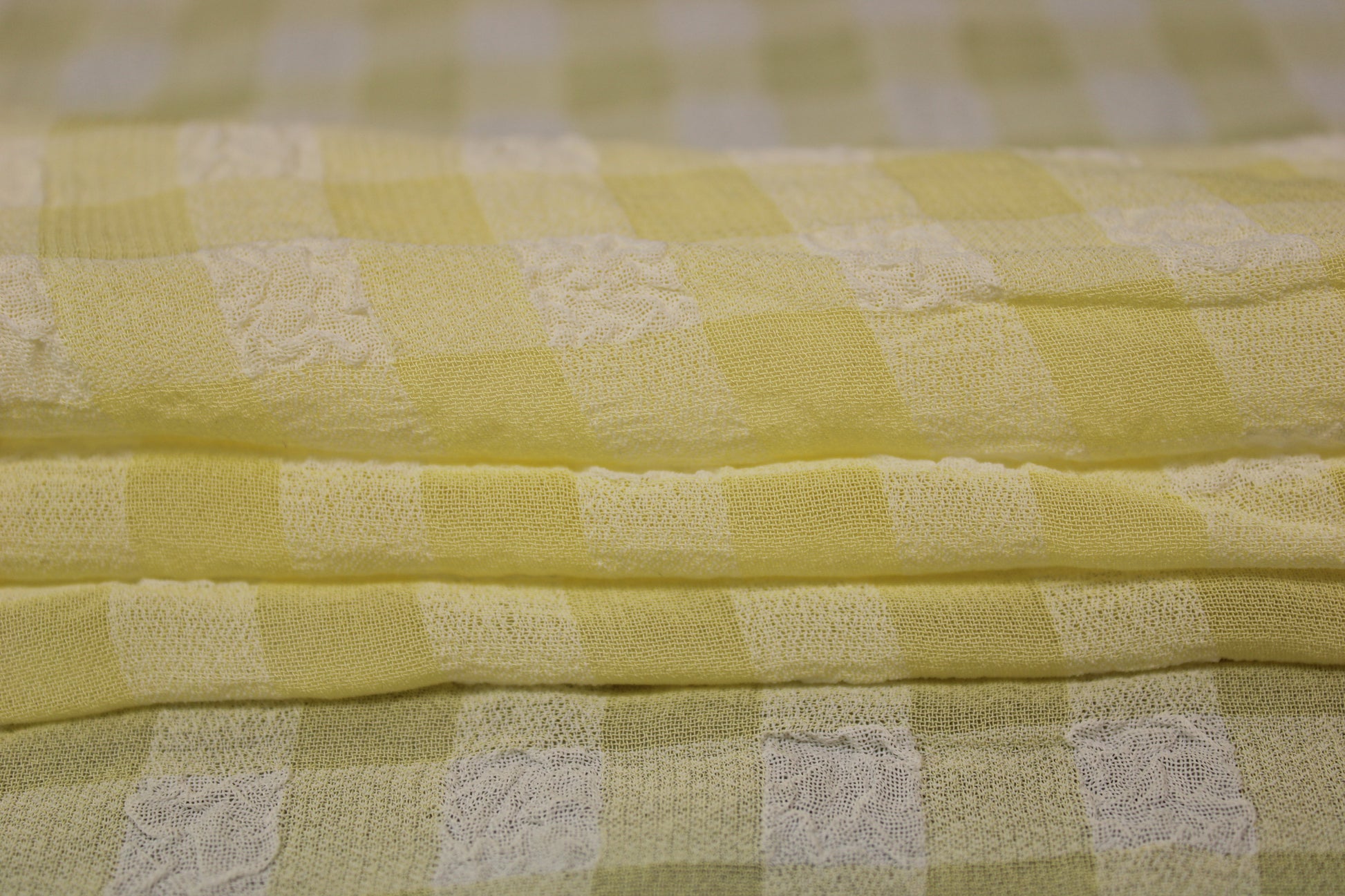 Tissu crêpe stretch gaufré - imprimé vichy - jaune pâle et blanc - photo 2/4 | So Tissus