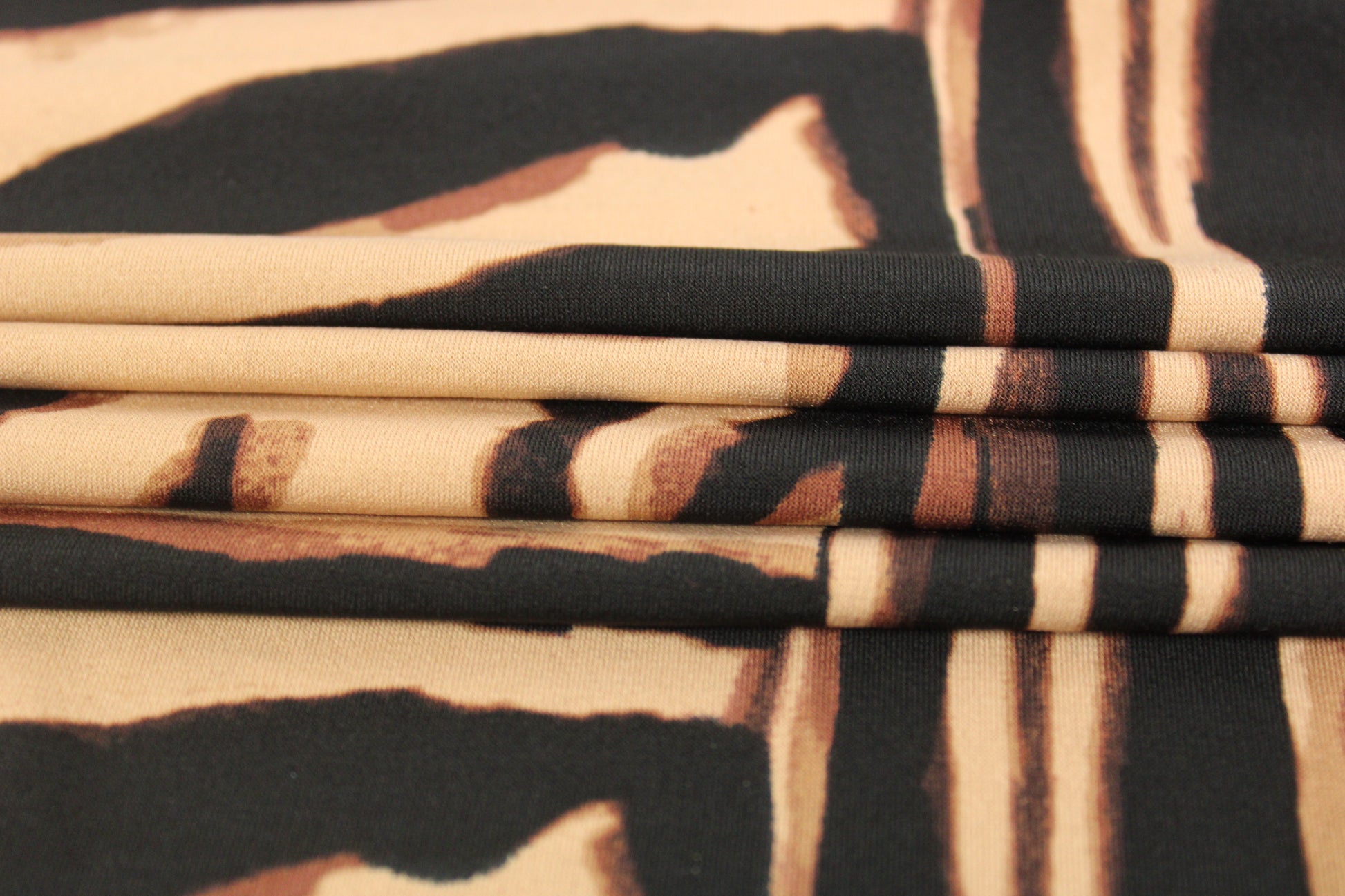 Tissu maille imprimé éthnique - ton beige et noir - photo 2/5 | So Tissus