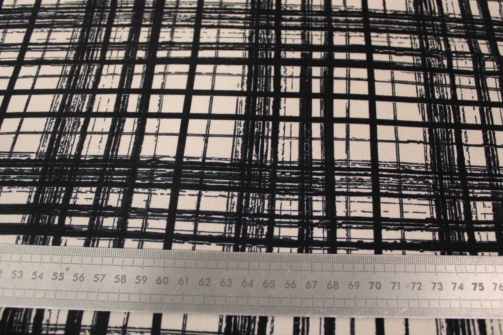 Tissu maille jersey - imprimé à carreaux - écru et noir - photo 4/4 | So Tissus