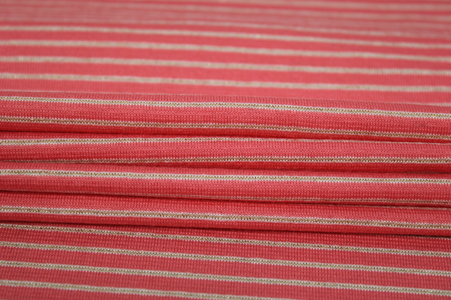 Tissu maille jersey viscose - à rayures - corail, beige et doré - photo 2/4 | So Tissus