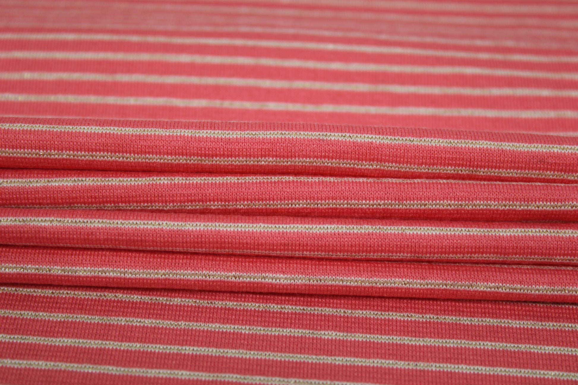 Tissu maille jersey viscose - à rayures - corail, beige et doré - photo 2/4 | So Tissus