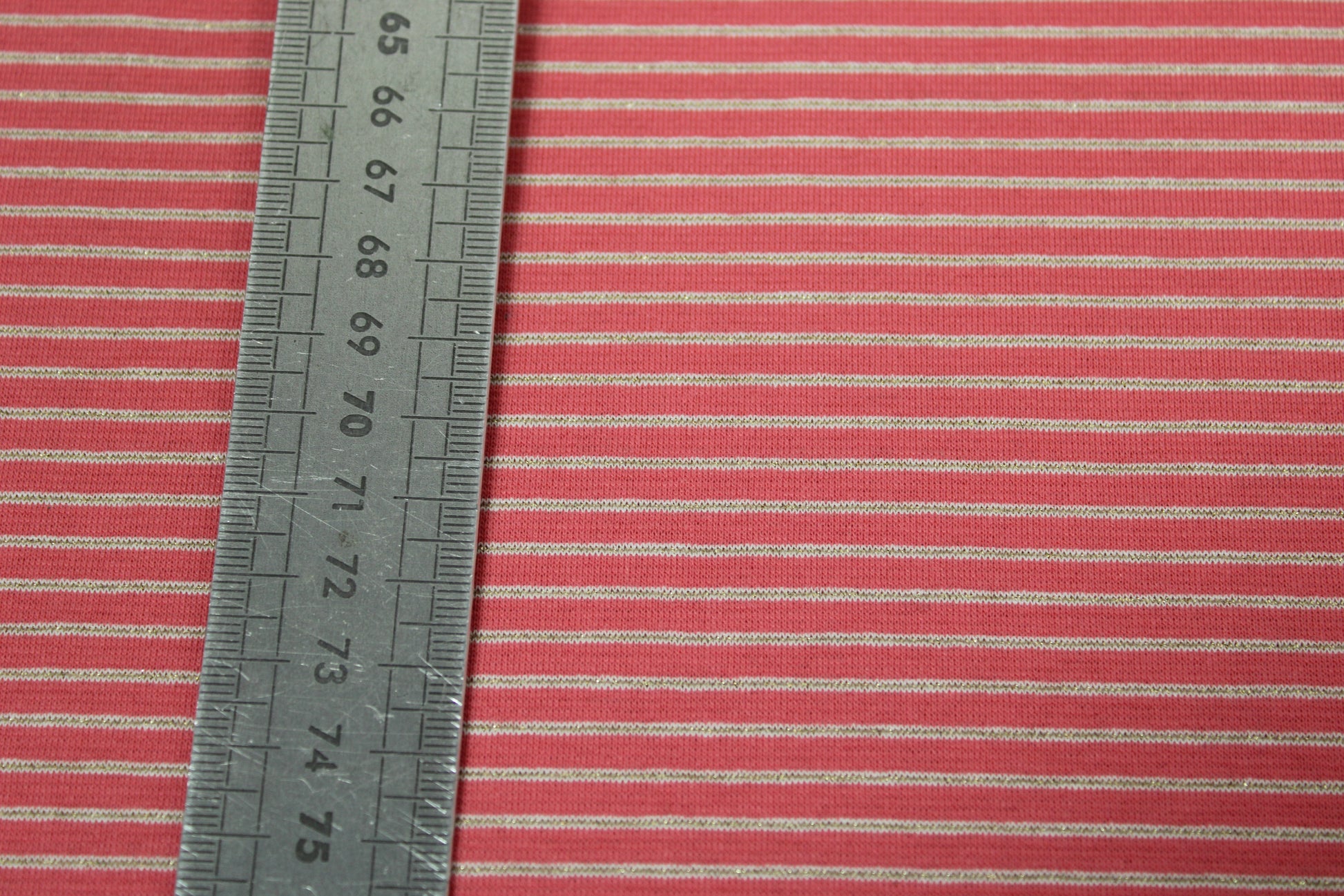 Tissu maille jersey viscose - à rayures - corail, beige et doré - photo 4/4 | So Tissus