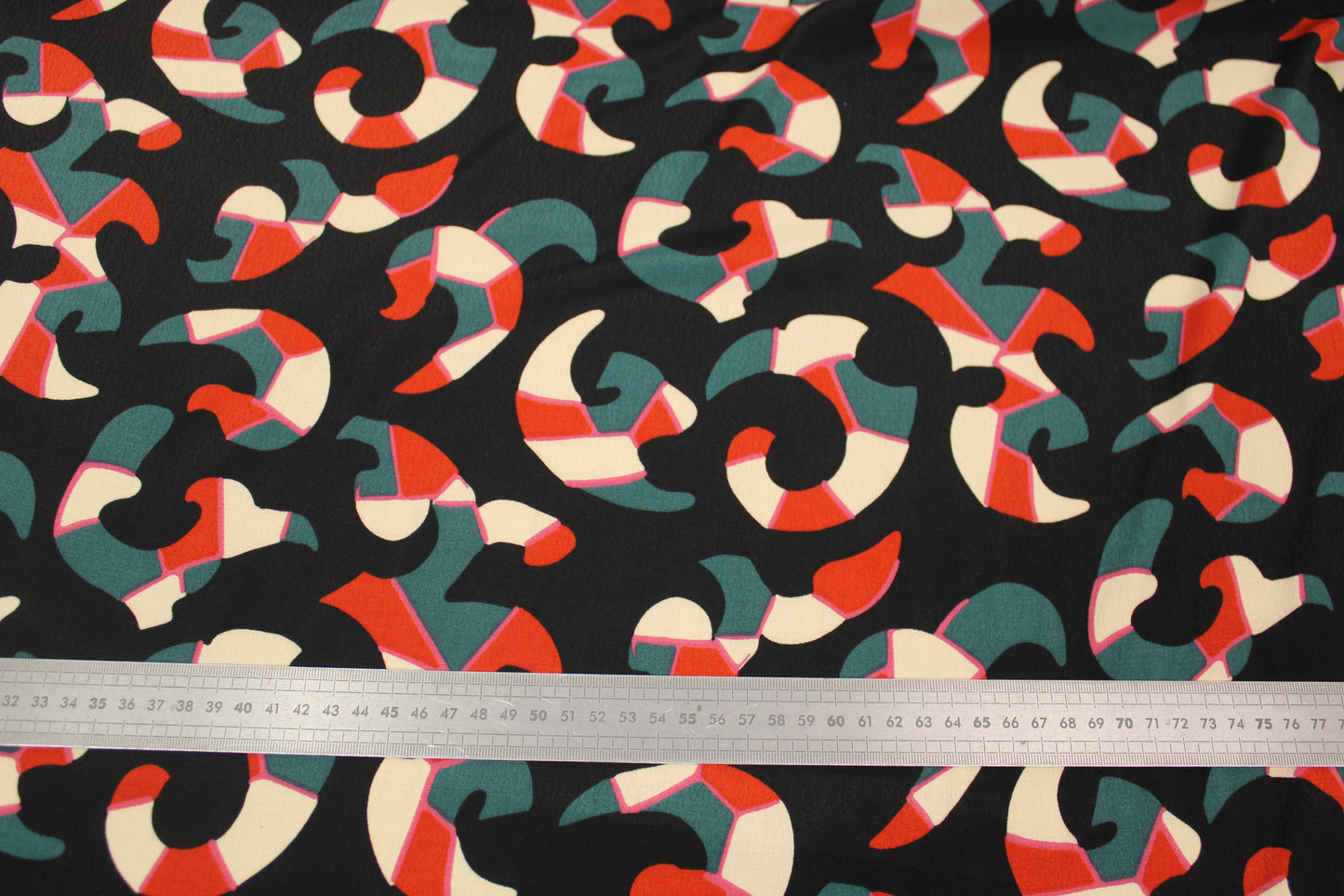 Tissu crêpe viscose - imprimé abstrait - photo 4/4 | So Tissus