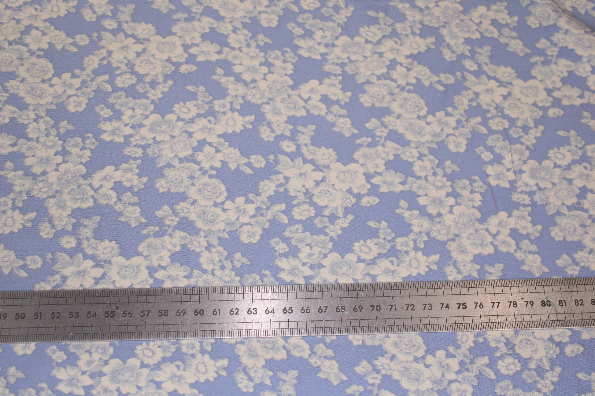 Tissu satin de viscose imprimé fleuri - bleu ciel et blanc - photo 4/4 | So Tissus