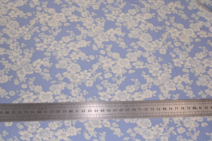 Tissu satin de viscose imprimé fleuri - bleu ciel et blanc - photo 4/4 | So Tissus