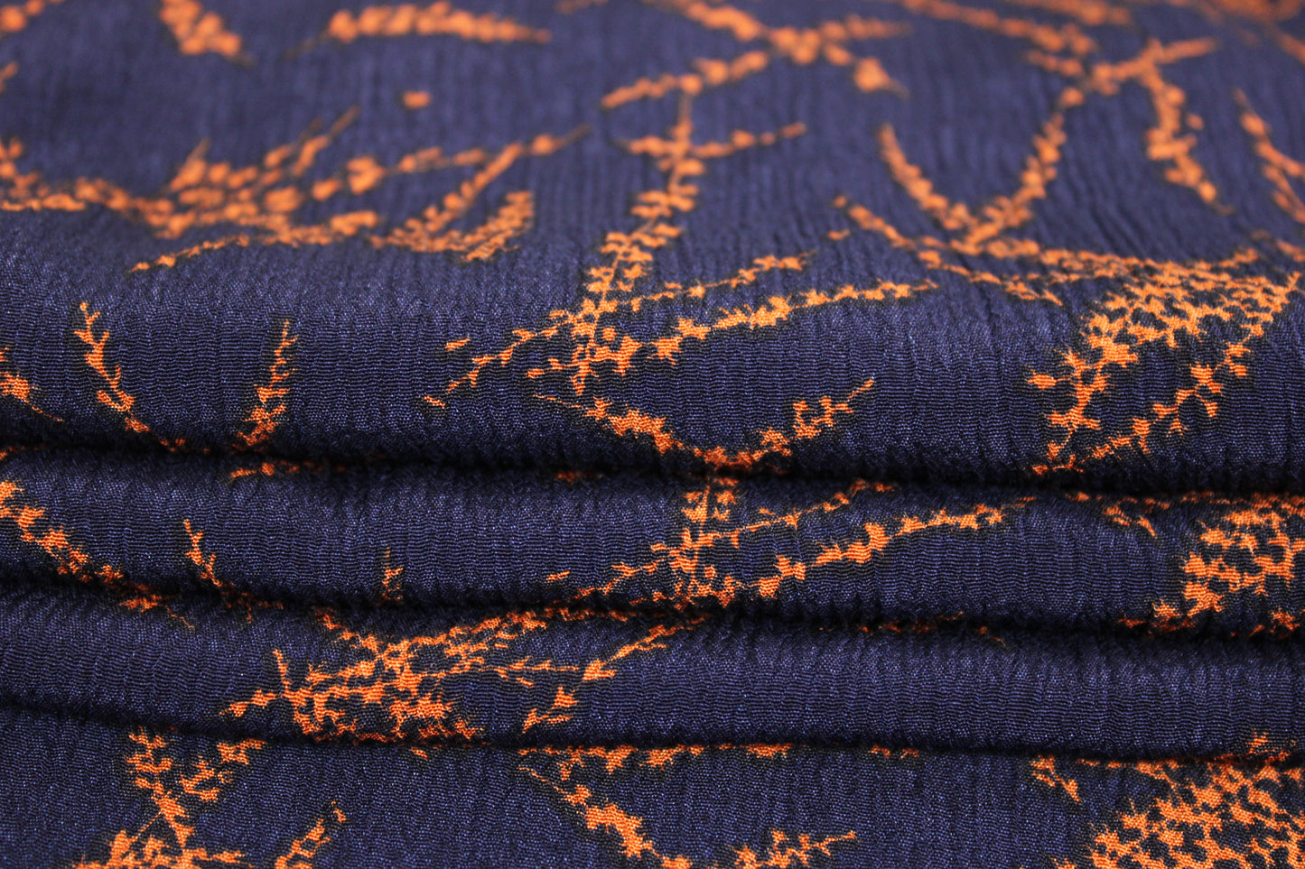 Tissu crêpon viscose - imprimé abstrait - ton bleu marine - photo 2/4 | So Tissus