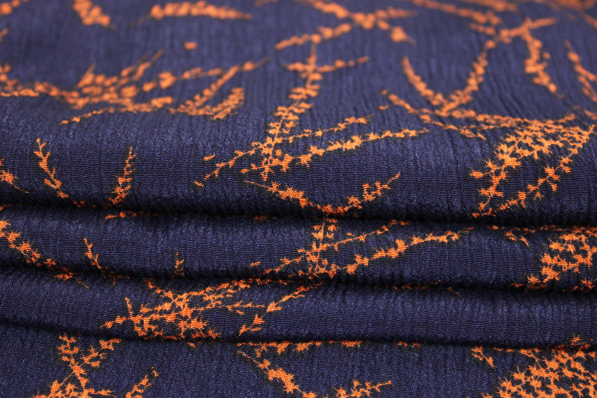 Tissu crêpon viscose - imprimé abstrait - ton bleu marine - photo 2/4 | So Tissus