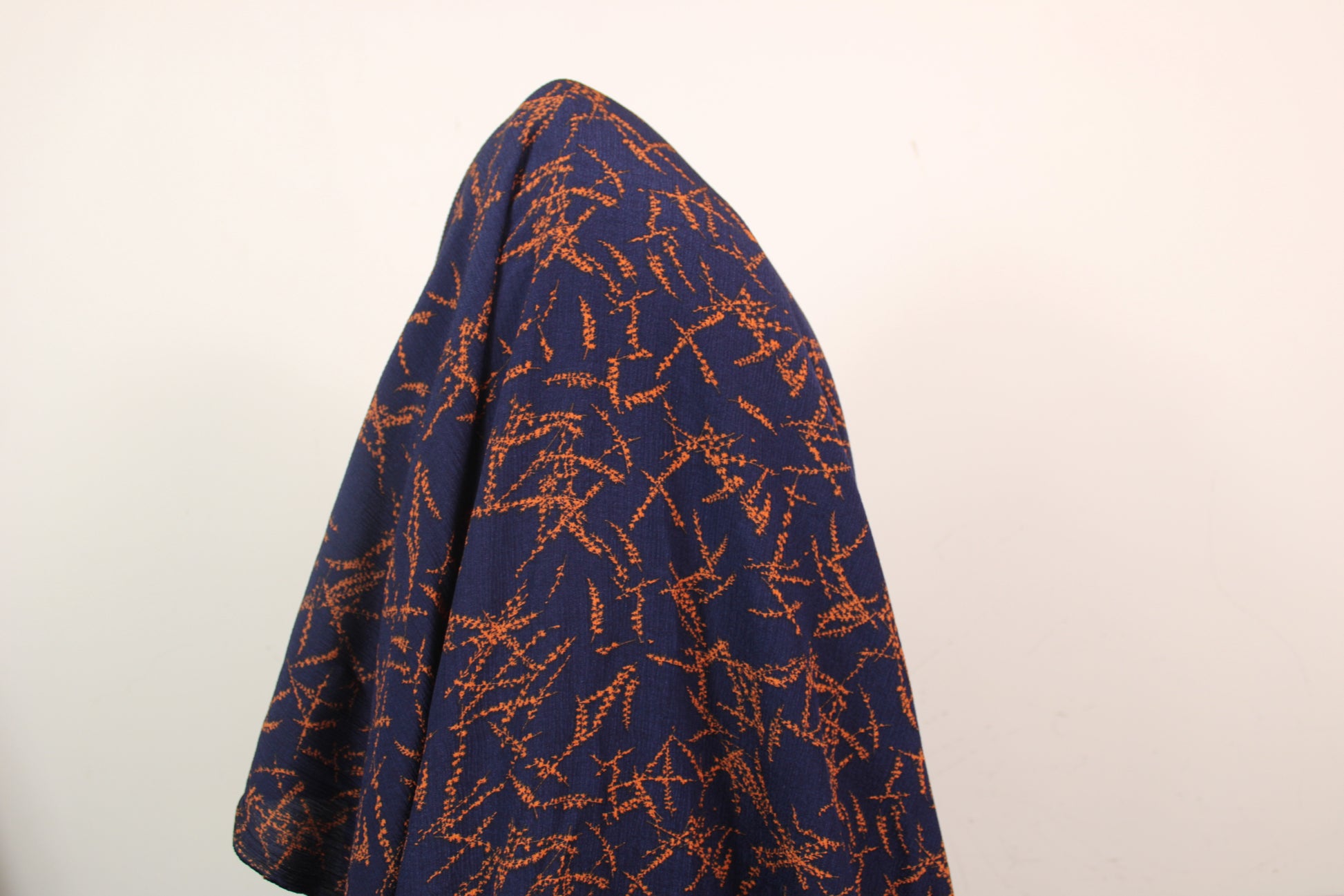 Tissu crêpon viscose - imprimé abstrait - ton bleu marine - photo 3/4 | So Tissus