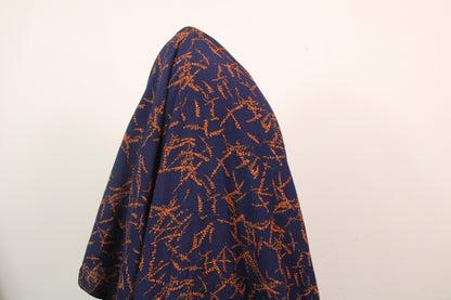 Tissu crêpon viscose - imprimé abstrait - ton bleu marine - photo 3/4 | So Tissus
